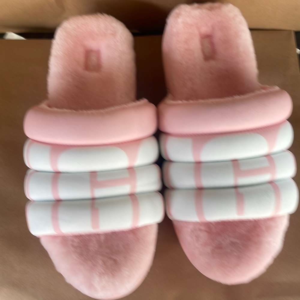 Ugg Women’s Maxi  Logo Slide Sandal.